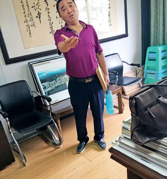 2017年，刘远生在雷士地产办公室内。