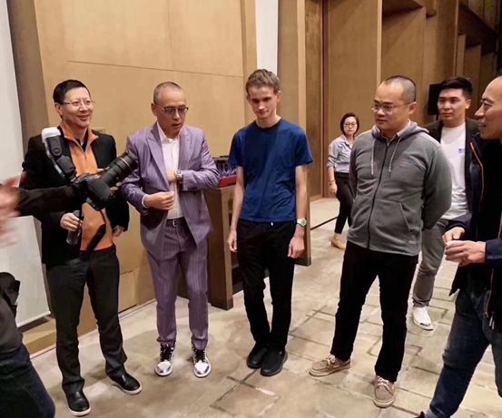 跨界大佬同框：“新兴”站C位 “古典”两边围