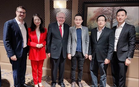 孙宇晨携4名币圈人士与巴菲特共进晚餐，并送了他1个比特币